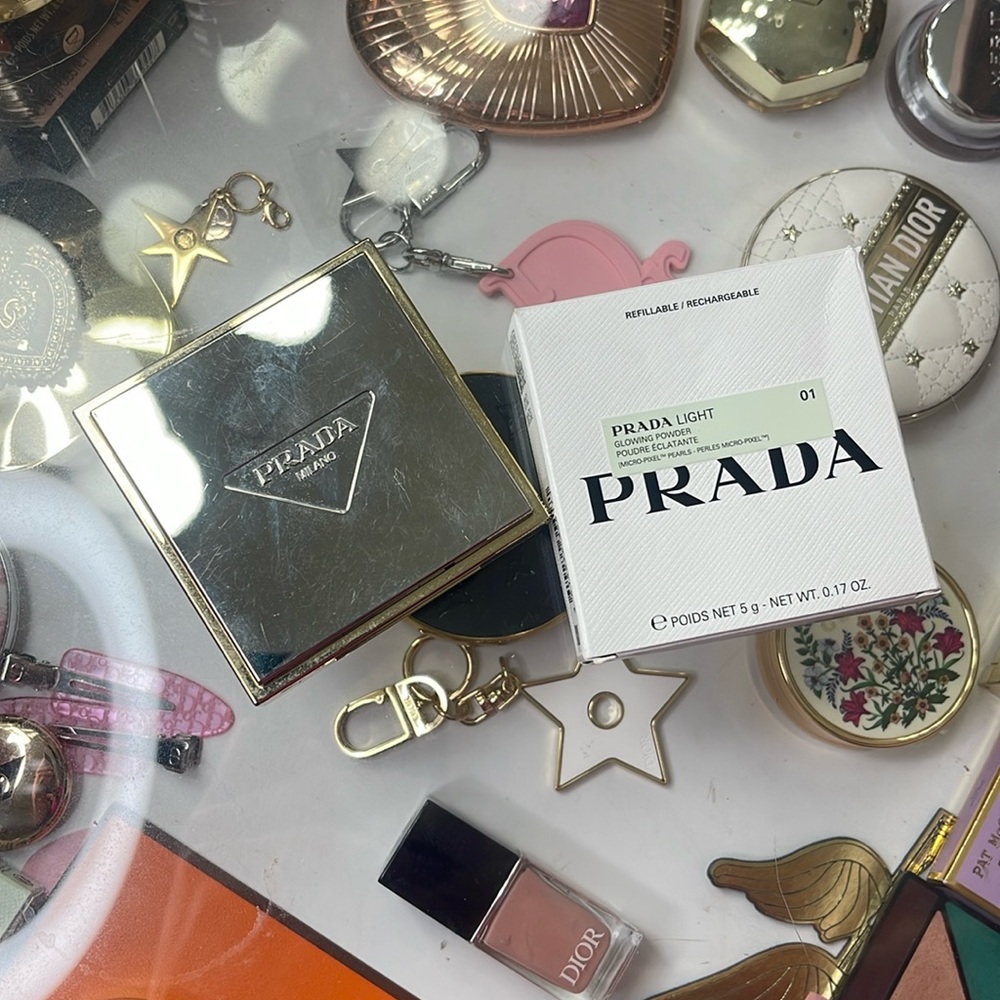 Prada Light Glowing Highlighter Powder color 1 light champagne
